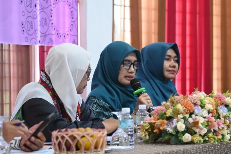 Wakil Ketua TP-PKK Aceh Besar, Hj. Nurul Fazli, S.Ag sedang memberikan arahan dan sekaligus membuka Lokakarya penguatan sistem pendidikan pemberdayaan perempuan menuju Indonesia Emas, di Gedung Dekranasda Gampong Gani, Kecamatan Ingin Jaya, Aceh Besar, Kamis (17/07/2025). FOTO/MC ACEH BESAR