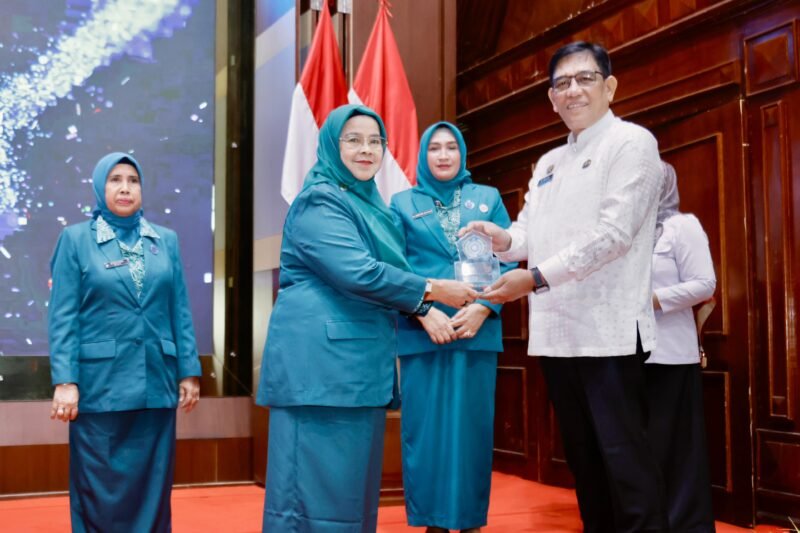 Asisten III Sekda Aceh, Drs. Muhammad Diwarsyah., M.Si.,membuka acara peringatan hari kesatuan gerak ( HKG)ke 50 tahun 2025.Bergerak bersama PKK mewujudkan Astra Cita menuju Indones Emas, Banda Aceh, 18 Juli 2025.di Anjong Monmata. Foto; Dok. Biro Adpim Setda Aceh
