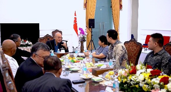 Wali nanggroe aceh bersama kementrian pendidikan singapura beserta guru SMP di aceh membahas tentang membangun masa depan pendidikan aceh melalui kerja sama dengan singapura, Kamis Malam, 17/7/2025.(Foto:Fok.Ist) 