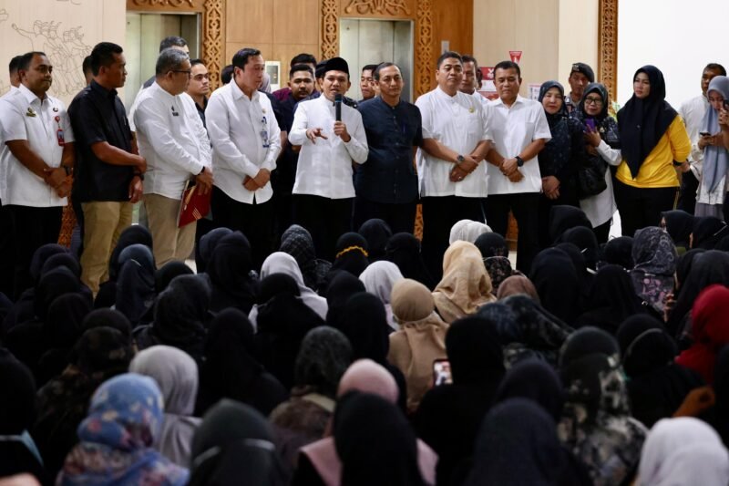 Wakil Gubernur Aceh, Fadhlullah, S.E., menerima seratusan ASN Rumah Sakit Umum Daerah Zainoel Abidin (RSUDZA) yang menggelar aksi menuntut agar Tambahan Penghasilan Pegawai (TPP) juga dibayar selain mendapat Remunerasi, di Loby Kantor Gubernur Aceh, Jumat, 18/7/2025.(Foto:Dok.Biro Adpim Setda Aceh) 