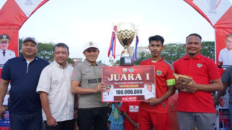 Wakil Gubernur Aceh, Fadhlullah, menyerahkan langsung Piala Wagub Aceh Cup 2025 di Lapangan Bola Kecamatan Mutiara, Kabupaten Pidie, Jumat, 18 Juli 2025.(Foto:Dok.Biro Adpim Setda Aceh) 