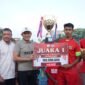 Wakil Gubernur Aceh, Fadhlullah, menyerahkan langsung Piala Wagub Aceh Cup 2025 di Lapangan Bola Kecamatan Mutiara, Kabupaten Pidie, Jumat, 18 Juli 2025.(Foto:Dok.Biro Adpim Setda Aceh) 
