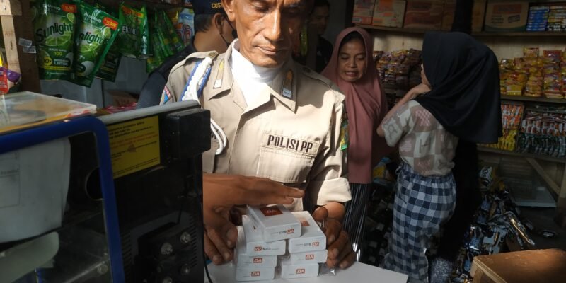 Petugas Satpol PP dan WH Aceh Besar bersama petugas Beacukai Banda Aceh, mendapati rokok ilegal saat penertiban di wilayah Kecamatan Kuta Baro dan Blang Bintang, Aceh Besar, Jumat (18/7/2025). FOTO/ MC ACEH BESAR