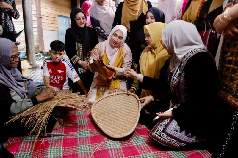 BANDA ACEH – Ketua Dekranasda Aceh Marlina Usman, bersama Ketua Dekranasda se-Aceh, berkunjung ke pusat Kerajinan Bili Droe Official, dii Gampong  Lampanah Tunong, Kecamatan Indrapuri, Minggu (20/7/2025). Foto : Dok. Biro Adpim Setda Aceh