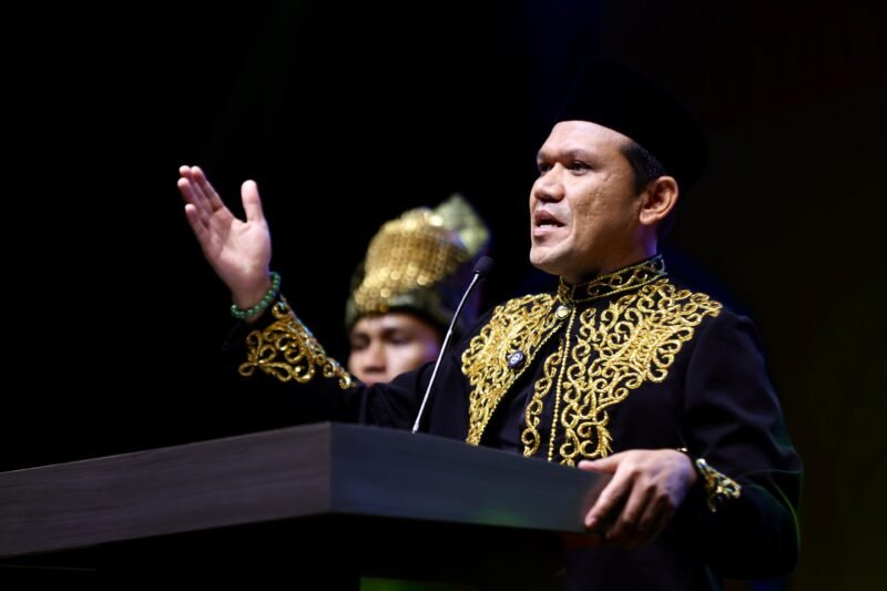 Wakil Gubernur Aceh, Fadhlullah, S.E., menyampai sambutan sekaligus membuka Perayaan HUT Kabupaten Nagan Raya ke-23, di Alun-Alun Suka Makmu, Nagan Raya, Minggu, 20/7/2025. Foto; Dok. Biro Adpim Setda Aceh