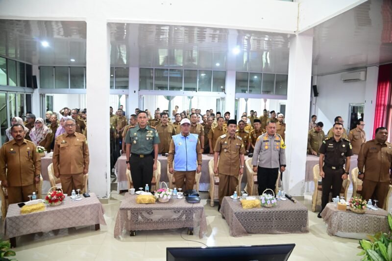 Bupati Aceh Besar H. Muharram Idris mengikuti Peluncuran Kelembagaan 80.000 Koperasi Desa/Kelurahan Merah Putih secara Zoom Meeting di Gedung Dekranasda Aceh Besar, Kecamatan Ingin Jaya, Senin (21/7/2025). FOTO/MC ACEH BESAR