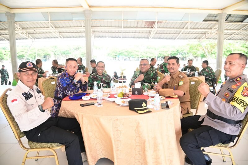 Wakil Bupati Aceh Besar Drs H Syukri A Jalil, dampingi Pangdam IM saat melakukan pengecekan Kesiapan Batalyon Komposit Penanggulangan Reaksi Cepat Penanggulangan Bencana. Banda Aceh, Selasa 22/07/2025. FOTO/ MC ACEH BESAR