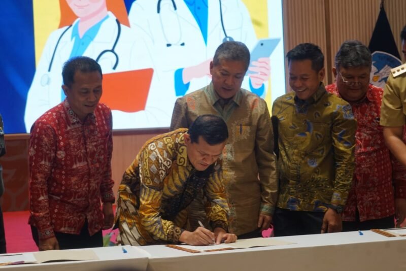 Keterangan Foto: Wakil Gubernur Aceh, Fadhlullah saat mendampingi Rektor USK, Marwan saat melakukan penandatanganan kerjasama antara kemenristek dan pemerintah daerah di Kemenristek, Senayan, Jakarta Pusat, Selasa, 22 Juli 2025. (Foto: Humas BPPA)