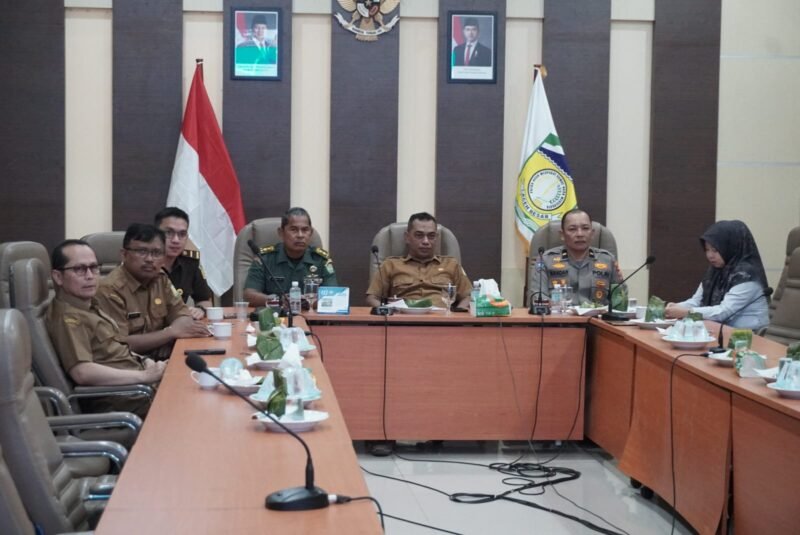 Plh. Asisten II Bidang Perekonomian dan Pembangunan Sekdakab Aceh Besar Darwan Asrizal, SE. MT, mengikuti Rapat Koordinasi (Rakor) Pengendalian Inflasi Daerah yang dirangkaikan dengan pembahasan Evaluasi Dukungan Pemerintah Daerah terhadap Program 3 Juta Rumah, di Kota Jantho, Selasa (22/07/2025).FOTO/MC ACEH BESAR