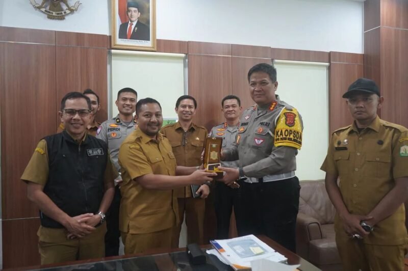 Kepala BPKA, Reza Saputra, SSTP., M.Si., menerima kunjungan silaturrahmi dari Direktur Lalu Lintas (Dirlantas) Polda Aceh, Kombes Pol. Deden Supriyatna Imhar, S.I.K., M.H., beserta jajaran di ruang kerjanya, Banda Aceh, Selasa (22/7/2024).