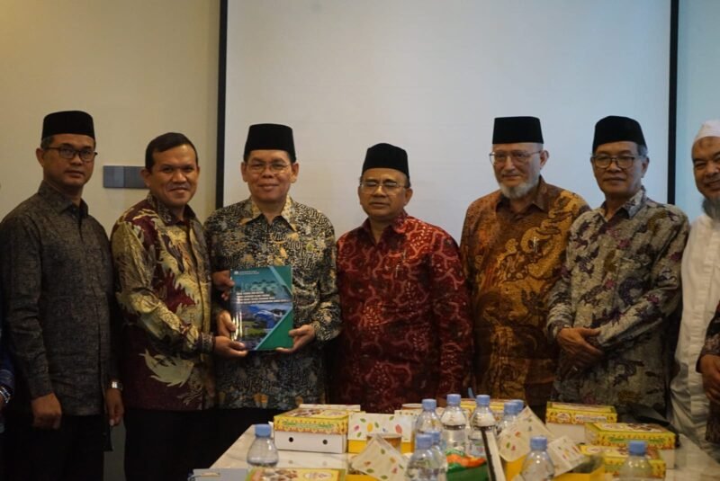 Keterangan foto: Wakil Gubernur Aceh, Fadhlullah didampingi Kepala Dinas Syariah Islam Aceh, Zahrol Fajri bersmaa Sekjen MUI, Buya Amirsyah saat bersilaturahmi dengan Sekjen MUI di kantor MUI Pusat, Jakarta Pusat, Rabu, 23 Juli 2025. (Foto: Humas BPPA)