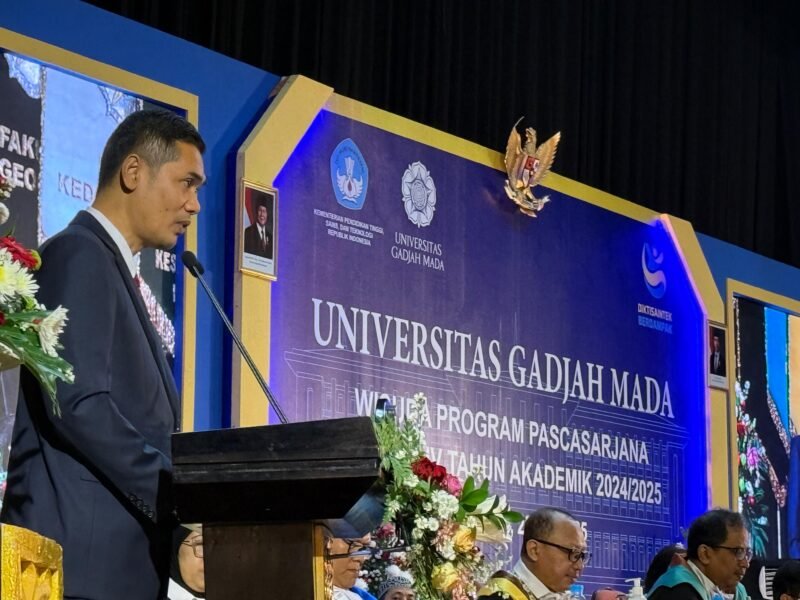 Plt. Sekda Aceh M. Nasir, S.IP, MPA selaku ketua kagama Aceh, Menghadiri Prosesi Wisuda Pascasarjana UGM Periode IV Juli 2025 sekaligus memberikan sambutan dan melakukan penyematan PIN Kagama kepada Wisudawan   (23/7/2025). Di Auditorium Grha Shaba Pramana, Universitas Gadjah Mada, Yogyakarta. Foto; Dok Biro Adpim Setda Aceh