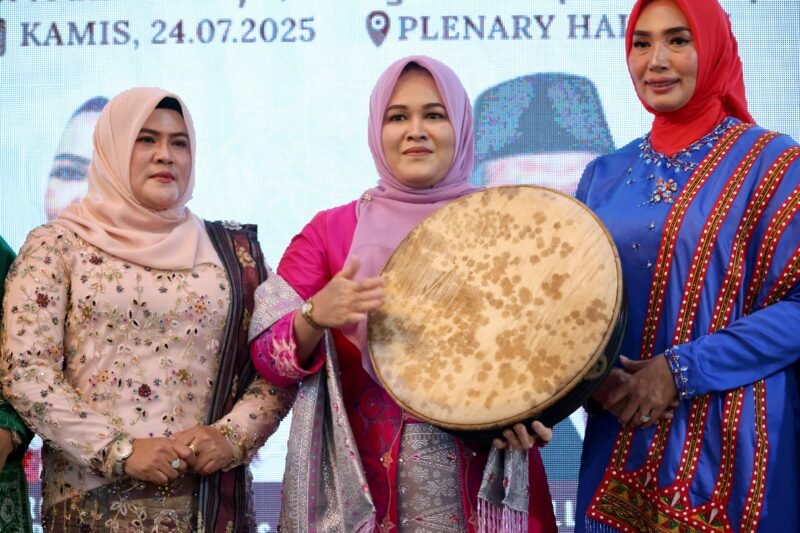 Istri Wakil Gubernur Aceh, Ny. Mukarramah Fadhlullah, membuka peringatan Hari Kebaya Nasional II Tahun 2025, di Plenary Hall Universitas Ubudiyah, Banda Aceh, Kamis, 24/7/2025. Foto; Dok. Biro Adpim Setda Aceh