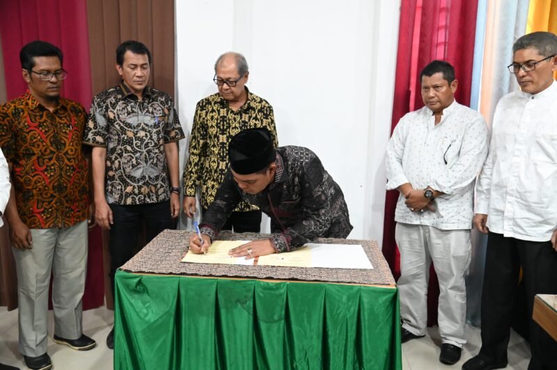 Bupati Aceh Besar, H Syech Muharram Idris menandatangi berita acara Serah Terima Bangunan Pengganti SDN Bak Sukon, Kuta Cot Glie  di Gedung Dekranasda, Gampung Gani, Kecamatan Ingin Jaya, Aceh Besar, Jumat (25/07/2025). FOTO/MC ACEH BESAR