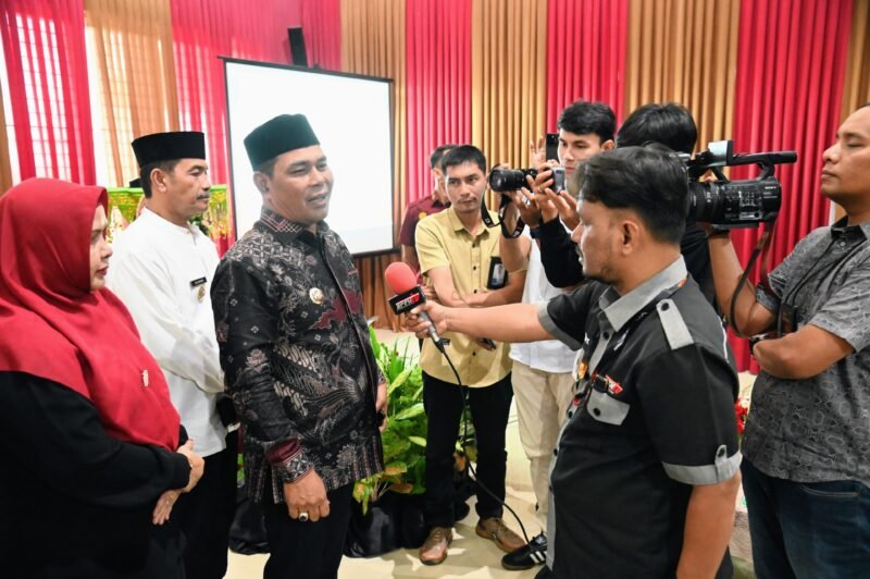 Bupati Aceh Besar, H Syech Muharram Idris memberikan keterangan pers kepada awak media cetak dan elektronik dalam acara Musrenbang RPJMD di Gedung Dekranasda Aceh Besar, Gampung Gani, Kecamatan Ingin Jaya, Aceh Besar, Jumat (25/07/2025). FOTO/MC ACEH BESAR