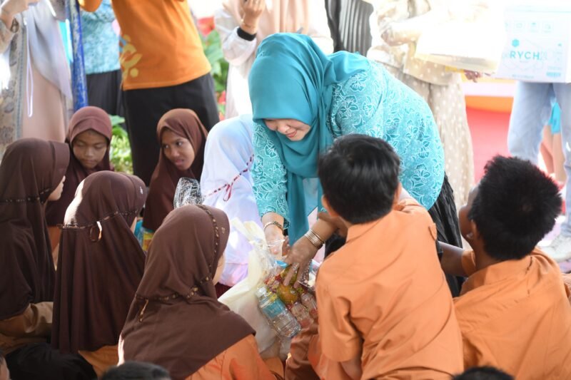 Ketua Staf Ahli TP-PKK Aceh, Ny. Mukarramah Fadhlullah menghadiri peringatan Hari Anak Nasional Tahun 2025 yang diselenggarakan di Sekolah Luar Biasa (SLB) Yayasan Bunda Syaifullah Meutuah (YBSM) Aceh, Jumat (25/07/25). Foto; Dok. Biro Adpim  Setda Aceh