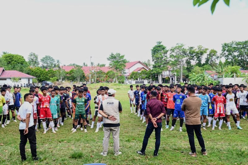 Para peserta mengikuti seleksi pemain PSAB U-17, di Lapangan Sepakbola Lubok, Kecamatan Ingin Jaya, Kabupaten Aceh Besar, Jumat (25/7/2025) sore. FOTO/ MC ACEH BESAR