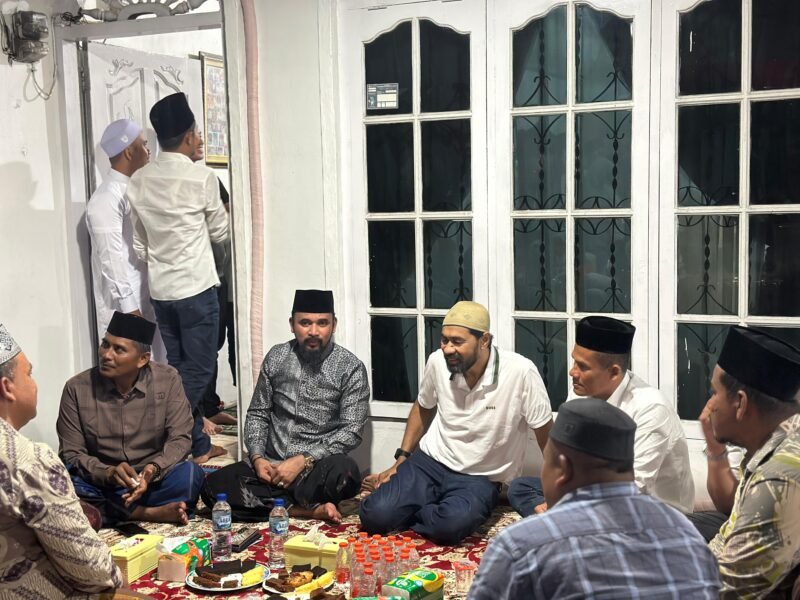Gubernur Aceh, H. Muzakir Manaf (Mualem), melakukan takziah ke rumah duka ibunda Bupati Aceh Timur, Iskandar Usman Al-Farlaky, pada Jumat malam, 25 Juli 2025. Foto ; Dok. Biro Adpim Setda Aceh