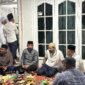 Gubernur Aceh, H. Muzakir Manaf (Mualem), melakukan takziah ke rumah duka ibunda Bupati Aceh Timur, Iskandar Usman Al-Farlaky, pada Jumat malam, 25 Juli 2025. Foto ; Dok. Biro Adpim Setda Aceh