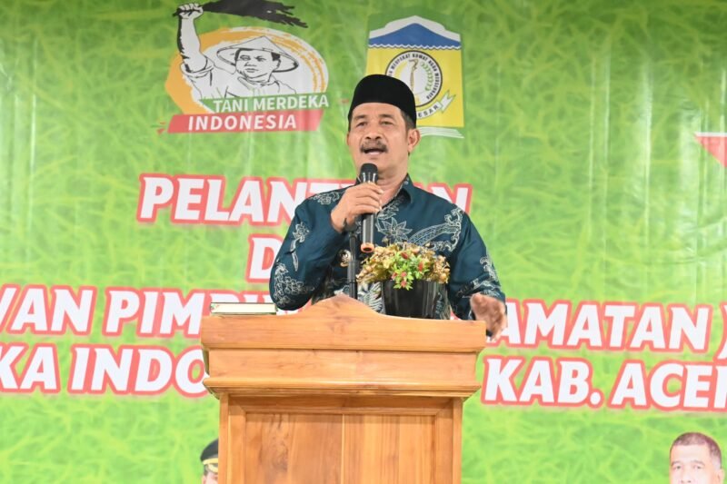 Wakil Bupati Aceh Besar Drs H Syukri A Jalil menyampaikan sambutan pada acara Pelantikan DPK Tani Merdeka Indonesia se-Kabupaten Aceh Besar di Aula Hotel Hijrah, Kecamatan Ingin Jaya, Aceh Besar, Sabtu (26/07/2025). FOTO/MC ACEH BESAR