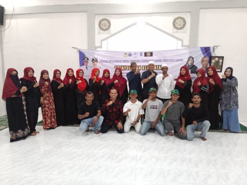 Foto bersama Tim Penyuluhan Jambore Kemanusiaan Peduli Kesehatan Masyarakat Pesisir Bersama Perangkat Gampong Saney Lhoong dan Masyarakat Setempat, Sabtu (26/07/2025).FOTO/ MC ACEH BESAR