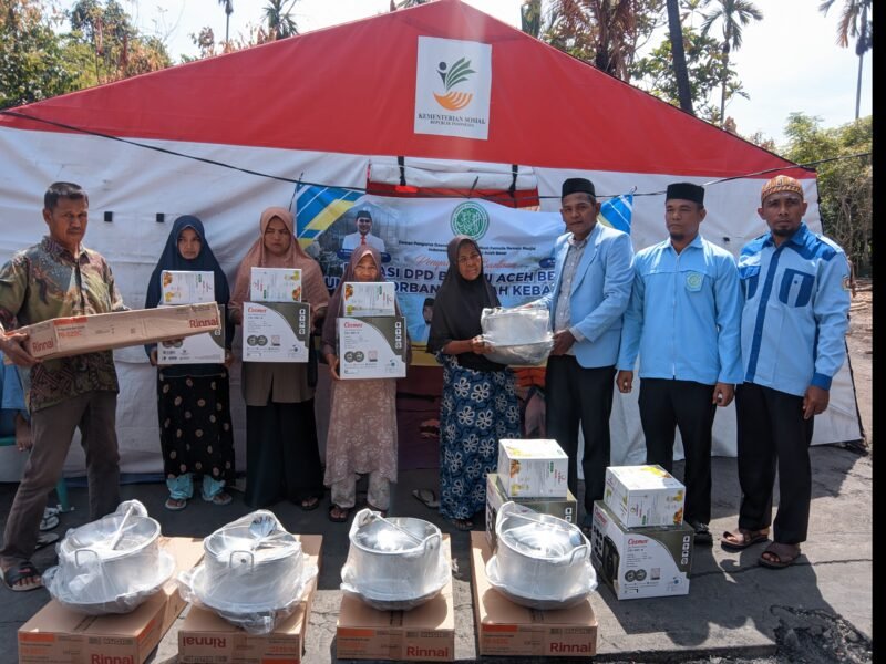 Dewan Pengurus Daerah Badan Komunikasi Pemuda Remaja Mesjid Indonesia (DPD BKPRMI) Aceh Besar menyalurkan bantuan untuk 5 rumah korban musibah kebakaran di Gampong Baet Meusugo Kecamatan Suka Makmur Kabupaten Aceh Besar, Minggu (27/Juli/2025) pagi. FOTO/MC ACEH BESAR