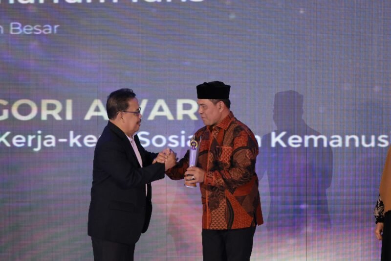 Bupati Aceh Besar H Muharram Idris menerima penghargaan dari Pemred Theacehpost.com Nasir Nurdin pada malam Penganugerahan Award 5 Tahun The Aceh Post di Hermes Palace Hotel, Banda Aceh, Sabtu (26/7/2025) malam.FOTO/MC ACEH BESAR