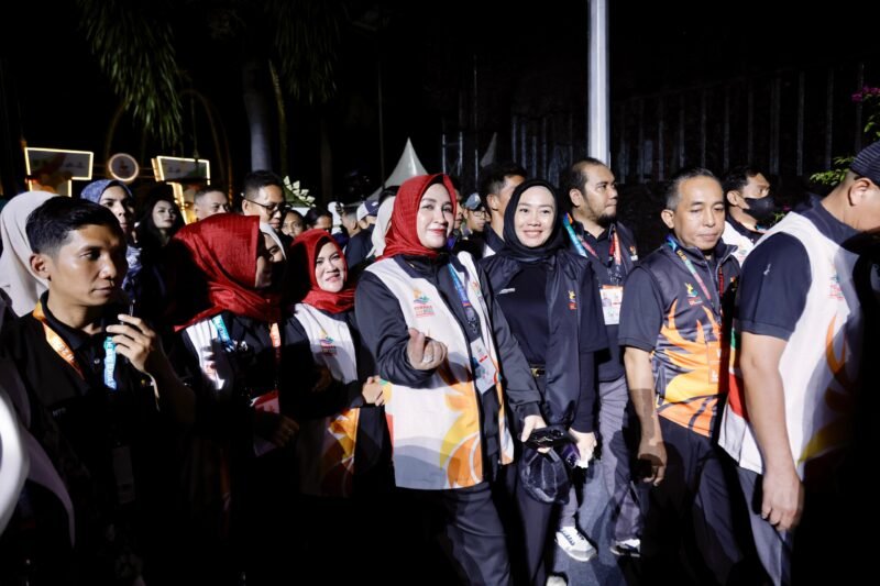 Ketua TP PKK Aceh Ny Marlina Usman didampingi Istri Plt Sekda Aceh Ny Malahayati beserta Istri Ketua DPRA Ny Rizawati menghadiri pembukaan Festival Olahraga Masyarakat Nasional (Fornas) ke-VIII Tahun 2025, turut hadir Menteri Koordinator Bidang Infrastruktur dan Pembangunan Kewilayahan Agus Harimurti Yudhoyono, Menteri Ekonomi Kreatif Indonesia Teuku Rifky Harsya, Wakil Menteri Pemuda dan Olahraga Republik Indonesia Taufik Hidayat berserta dengan Kementrian lainya. Acara Open Ceremony berlangsung di Pondopo Gubernur Nusa Tenggara Barat (NTB), Jumat 26 Juli 2025. Foto ; Dok. Biro Adpim Setda Aceh