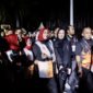Ketua TP PKK Aceh Ny Marlina Usman didampingi Istri Plt Sekda Aceh Ny Malahayati beserta Istri Ketua DPRA Ny Rizawati menghadiri pembukaan Festival Olahraga Masyarakat Nasional (Fornas) ke-VIII Tahun 2025, turut hadir Menteri Koordinator Bidang Infrastruktur dan Pembangunan Kewilayahan Agus Harimurti Yudhoyono, Menteri Ekonomi Kreatif Indonesia Teuku Rifky Harsya, Wakil Menteri Pemuda dan Olahraga Republik Indonesia Taufik Hidayat berserta dengan Kementrian lainya. Acara Open Ceremony berlangsung di Pondopo Gubernur Nusa Tenggara Barat (NTB), Jumat 26 Juli 2025. Foto ; Dok. Biro Adpim Setda Aceh