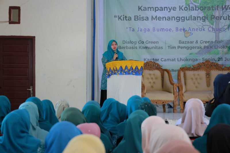 Ketua TP PKK Aceh Besar Hj Rita Mayasari, menyampaikan sambutannya, pada pembukaan Kampanye Kolaboratif We Can “Kita Bisa Menanggulangi Perubahan Iklim” yang berlangsung di Gedung UDKP Kecamatan Lhoknga, Kabupaten Aceh Besar, Senin (28/7/2025). FOTO/ MC ACEH BESAR
