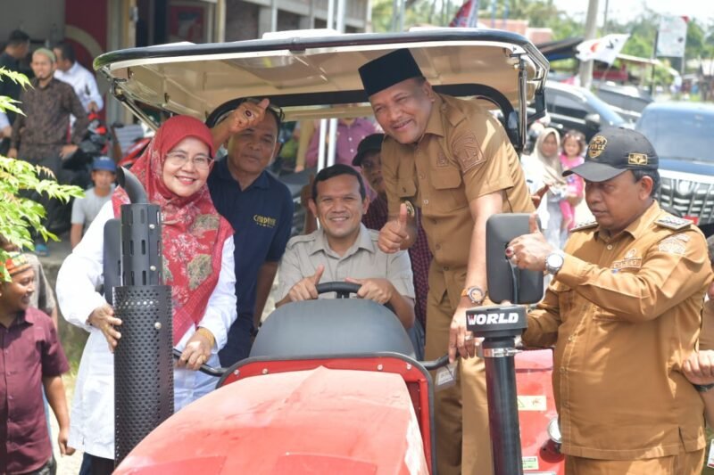 Wakil Gubernur Aceh, Fadhlullah, SE didampingi Bupati Bireuen, Mukhlis Kadistambun Aceh, Cut Huzaimah menyerahkan Alat mesin pertanian kepada petani di Jangka Alue, Kabupaten Bireuen, Senin 28/07/2025. Foto ; Dok. Biro adpim Setda Aceh