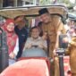 Wakil Gubernur Aceh, Fadhlullah, SE didampingi Bupati Bireuen, Mukhlis Kadistambun Aceh, Cut Huzaimah menyerahkan Alat mesin pertanian kepada petani di Jangka Alue, Kabupaten Bireuen, Senin 28/07/2025. Foto ; Dok. Biro adpim Setda Aceh