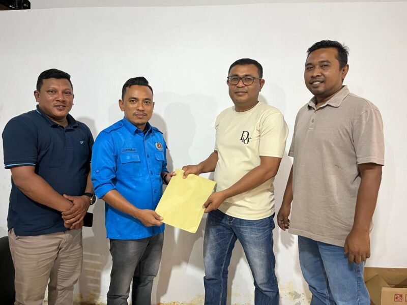 Jufrizal bersama sejumlah anggota PWI Aceh Besar menyerahkan berkas Pendaftaran kepada Ketua Panitia Konfercab, Azhari Usman, di Sekretariat Panitia Konfercab PWI Aceh Besar, Senin, 28 Juli 2025.