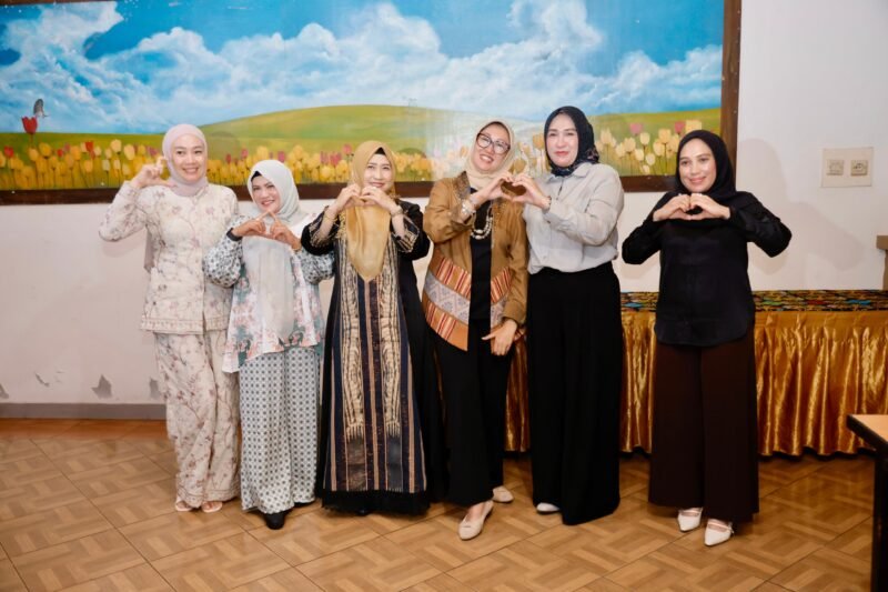 Ketua TP PKK Aceh, Ny. Marlina Muzakir menghadiri jamuan makan malam dan pamitan kembali ke Aceh yang diselenggarakan oleh Ketua TP PKK Provinsi Nusa Tenggara Barat (NTB), Ny. Sinta Lalu Muhammad Iqbal, pada Minggu malam (28/7), di Rumah Makan Taliwang Nada Sayang, Kota Mataram. Foto ; Dok. Biro adpim Setda Aceh