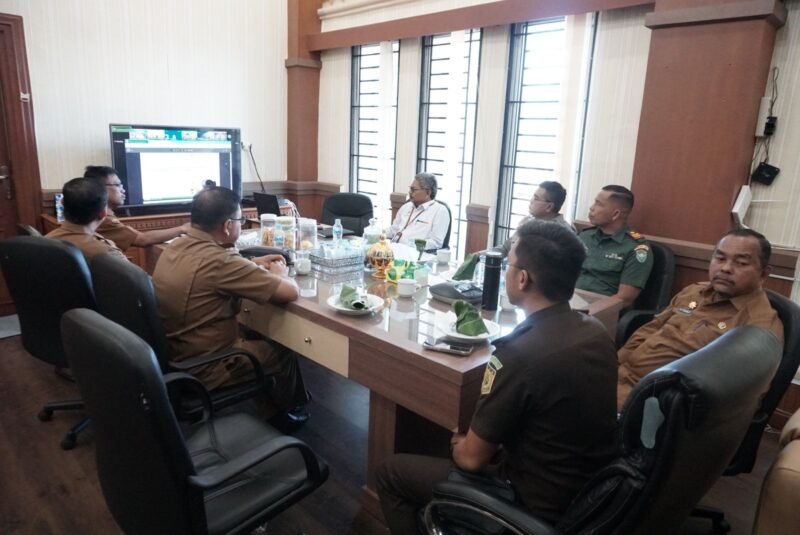 Asiaten II Sekdakab Aceh Besar HM Ali S.Sos MSi mengikuti Rakor Inflasi bersama Kemendagri di Ruang Rapat Sekda Aceh Besar, Kota Jantho, Selasa (29/07/2025).