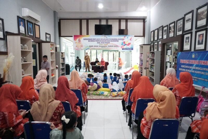 Ketua DWP Aceh Besar Nurbaiti berkunjung ke Perpustakaan Umum di Dinas Perpustakaan dan Kearsipan Aceh Besar, Kota Jantho, Selasa (29/07/2025).FOTO/MC ACEH BESAR