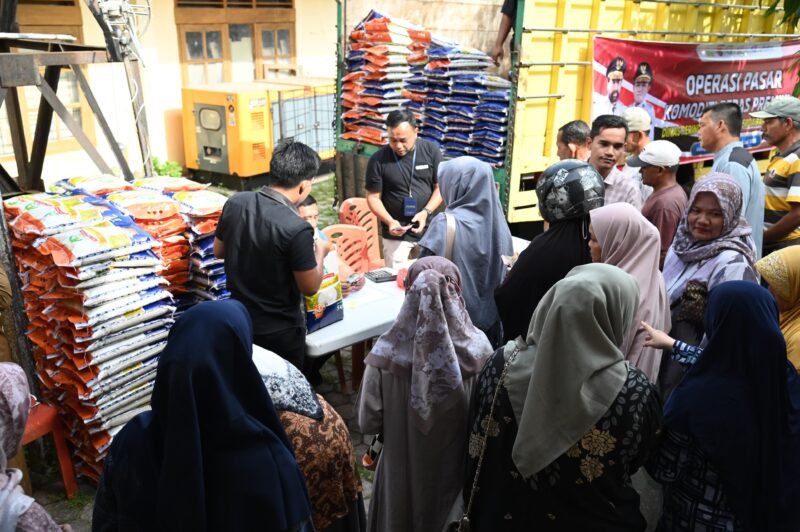 Plt Kepala Diskopukmdag Aceh Besar, Drs Sulaimi M.Si, menyerahkan paket Operasi Pasar Khusus kepada masyarakat di Kantor Camat Ingin Jaya, Aceh Besar, Selasa (29/07/2025). FOTO/MC ACEH BESAR