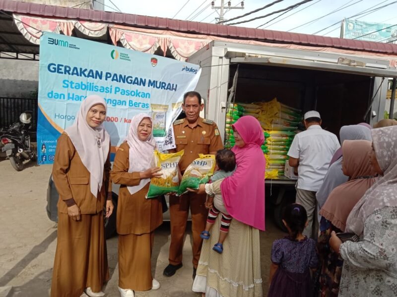 Pegawai Dinas Pangan Aceh Besar menyalurkan bantuan pangan murah, di halaman Kantor Camat Baitussalam, Aceh Besar, Selasa (29/7/2025). FOTO/ MC ACEH BESAR