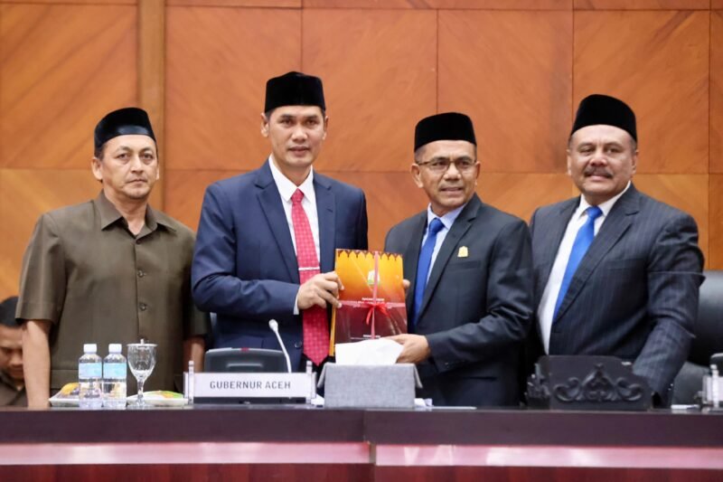 Plt Sekda Aceh, M. Nasir S.IP, MPA, menghadiri dan menyampaikan Rancangan Qanun Aceh tentang RPJMA tahun 2025-2029, serta Penyampaian Pendapat Banggar DPRA tentang Rancangan Qanun Aceh tentang Pertanggungjawaban Pelaksanaan APBA tahun anggaran 2024, di Gedung Utama DPRA, 30/7/2025 (Foto:Dok.Biro Adpim Setda Aceh)