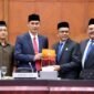 Plt Sekda Aceh, M. Nasir S.IP, MPA, menghadiri dan menyampaikan Rancangan Qanun Aceh tentang RPJMA tahun 2025-2029, serta Penyampaian Pendapat Banggar DPRA tentang Rancangan Qanun Aceh tentang Pertanggungjawaban Pelaksanaan APBA tahun anggaran 2024, di Gedung Utama DPRA, 30/7/2025 (Foto:Dok.Biro Adpim Setda Aceh)