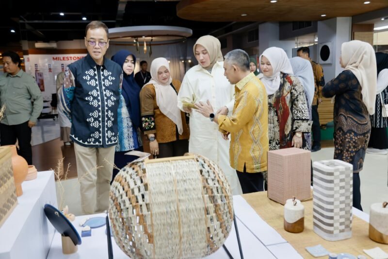 Ketua Dekranasda Aceh, Marlina Muzakir, melakukan kunjungan kerja ke Integrated Digital Design Center (IDDC) Kementerian Perdagangan RI di Jakarta Marlina didampingi Wakil Ketua Dekranasda Aceh Mukarramah Fadhlullah, Ketua DWP Aceh, Malahayati M. Nasir, Istri Ketua DPR Aceh, serta Kepala Dinas Perindustrian dan Perdagangan Aceh, Ir. Mohd. Tanwier, MM bertujuan memperkuat sinergi antara Dekranasda Aceh dan Kemendag dalam meningkatkan daya saing serta kapasitas ekspor produk UMKM Aceh di Kantor IDDC, Jakarta Barat, Rabu, 30 Juli 2025.(Foto:Dok.Biro Adpim Setda Aceh) 
