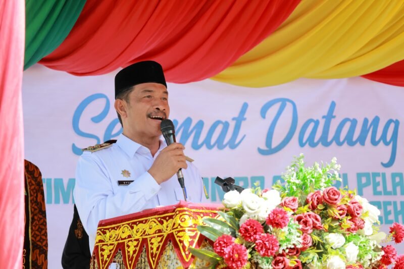 Wakil Bupati Aceh Besar Drs H Syukri A Jalil, menyampaikan sambutannya pada penyambutan tim penilai Lomba Gelari Pelangi PKK Tingkat Provinsi Aceh tahun 2025 di Gampong Gla Meunasah Baro, Kecamatan Krueng Barona Jaya, Aceh Besar, Rabu (30/7/2025). FOTO/ MC ACEH BESAR

