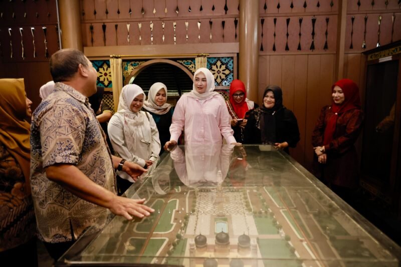 Ketua Dewan Kerajinan Nasional Daerah (Dekranasda) Aceh, Ny. Marlina Muzakir, melakukan kunjungan kerja ke Anjungan Aceh di Taman Mini Indonesia Indah (TMII), Jakarta, Kamis, 31 Juli 2025.
Di dampingi Wakil Ketua Dekranasda Aceh, Ny. Mukarramah Fadhlullah, serta istri Ketua DPR Aceh, Ny. Rizawati Zulffadhli.(Foto:Dok.Biro Adpim Setda Aceh) 