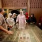 Ketua Dewan Kerajinan Nasional Daerah (Dekranasda) Aceh, Ny. Marlina Muzakir, melakukan kunjungan kerja ke Anjungan Aceh di Taman Mini Indonesia Indah (TMII), Jakarta, Kamis, 31 Juli 2025.
Di dampingi Wakil Ketua Dekranasda Aceh, Ny. Mukarramah Fadhlullah, serta istri Ketua DPR Aceh, Ny. Rizawati Zulffadhli.(Foto:Dok.Biro Adpim Setda Aceh) 