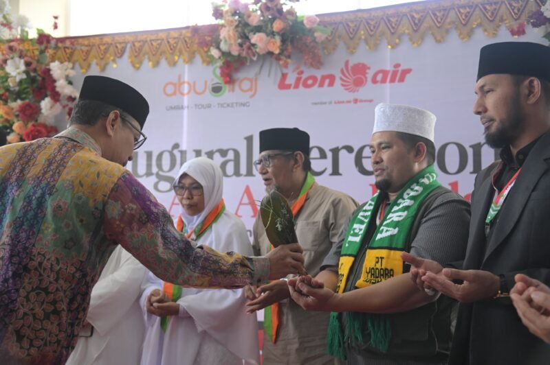 Staf Ahli Bupati Aceh Besar Adi Dharma SPd MPd, menghadiri Integral Ceremony Lion Air Aceh-Jeddah dan pelepasan perdana Jamaah Umrah rute Banda Aceh-Jeddah, di Bandara Internasional Sultan Iskandar Muda (SIM), Kamis (31/07/2025). FOTO/MC ACEH BESAR