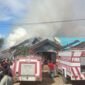 Mobil pemadam kebakaran berusaha memadamkan kebakaran rumah mantan keuchik di Aceh Singkil, Abdul Hanan di Desa Sianjo-anjo Meriah, Kecamatan Gunung Meriah, Kabupaten Aceh Singkil, Senin (7/7/2025).