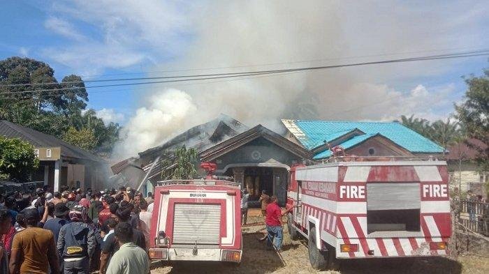 Mobil pemadam kebakaran berusaha memadamkan kebakaran rumah mantan keuchik di Aceh Singkil, Abdul Hanan di Desa Sianjo-anjo Meriah, Kecamatan Gunung Meriah, Kabupaten Aceh Singkil, Senin (7/7/2025).