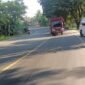 Personil Sat lantas Aceh Timur saat mengecek mobil Hice yang mengalami kecelakaan di di jalan lintas Nasional Medan-Banda Aceh tepatnya di Gampong Seuneubok Pidie, Kecamatan Peureulak, Aceh Timur pada Jumat 18/7/2025.(Foto:Dok.Ist)