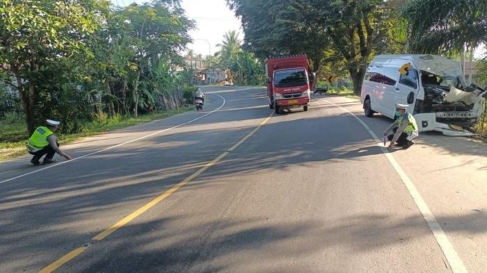 Personil Sat lantas Aceh Timur saat mengecek mobil Hice yang mengalami kecelakaan di di jalan lintas Nasional Medan-Banda Aceh tepatnya di Gampong Seuneubok Pidie, Kecamatan Peureulak, Aceh Timur pada Jumat 18/7/2025.(Foto:Dok.Ist)