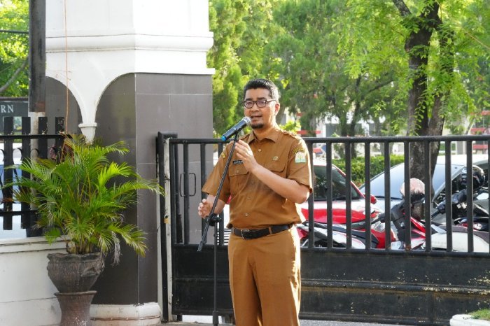 Kepala Dinas Pendidikan Aceh, Marthunis, S.T., D.E.A., memimpin apel rutin yang diikuti seluruh pegawai ASN dan Non-ASN di lingkungan Dinas Pendidikan Aceh, yang berlangsung di halaman kantor Dinas Pendidikan Aceh, Senin pagi, 7 Juli 2025.(Foto:Dok.Disdik Aceh)